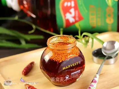 Secret spicy oil pouring spicy
