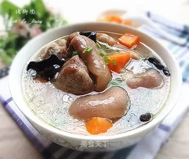 Clean up the pig feet soup