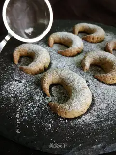 The red tea, the horned croissant