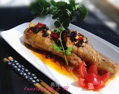 Spicy beans, steamed chicken legs