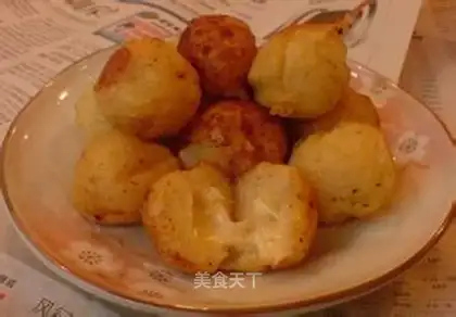 Cheese sauce potato ball