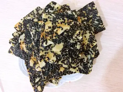 Black sesame almonds