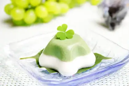 Double-coloured tea pudding