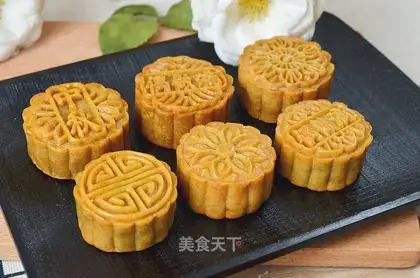 A wide moon cake