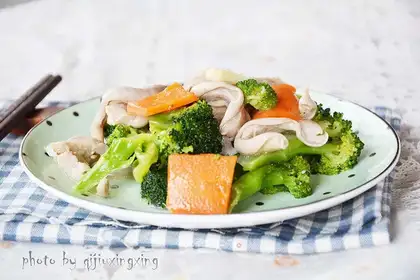 The broccoli fried the pig's belly