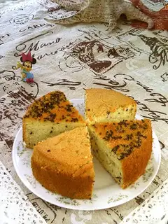 A sesame bee-smelt twirl cake