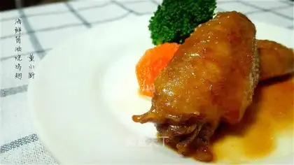 Seafood sauce and fried chicken wings
