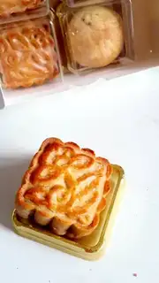 A wide moon cake