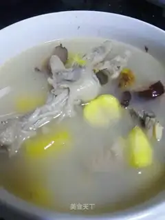 Chestnut papayas make chicken feet