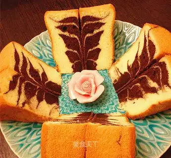 Yogurt-coloured chili cake