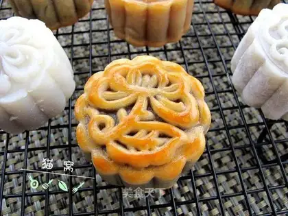 A wide moon cake