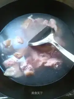 Red burning of pigs' feet