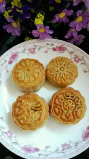 A wide bean saloon moon cake