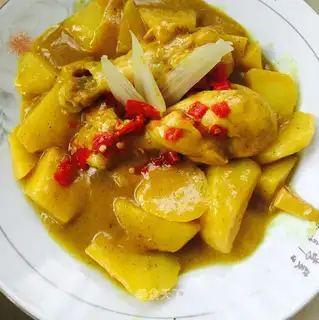 Curry chicken and potatoes