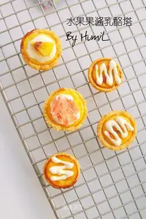 The fruit and butter cheese tower