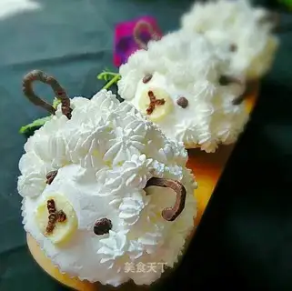 Three sheep with Thai cupcakes