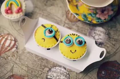 Rolling sugar cupcakes