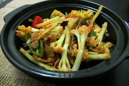 A pot of casserole
