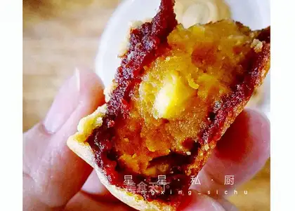 A wide bean saloon moon cake
