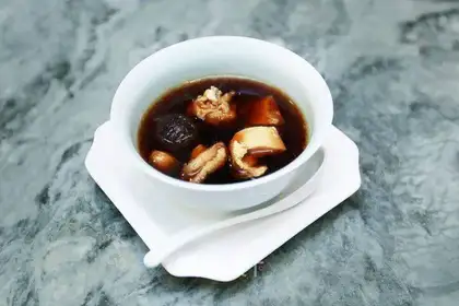 Black-gold, garlic-cooked chicken