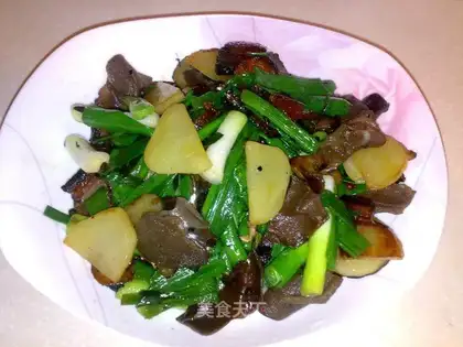 stir-fried bacon with green garlic and potatoes