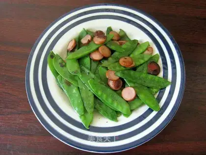 stir-fried smoked sausage with lotus beans