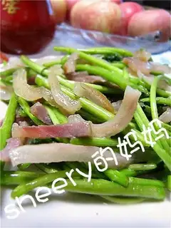 stir-fried bacon with Artemisia argyi