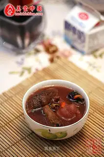 Red mushroom pork hand soup
