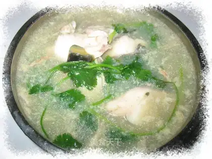 Preserved egg and coriander fish fillet soup