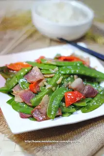 stir-fried peas with bacon