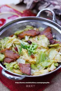 Grilled bacon and shredded vegetables
