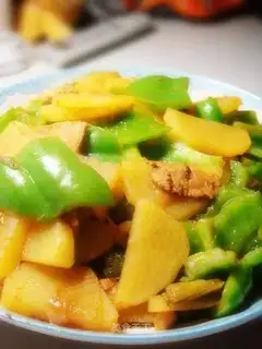 Fried pork with potatoes and green peppers
