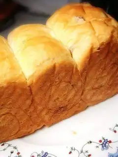 Milk raisin toast