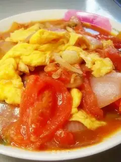 Scrambled eggs with tomatoes and onions