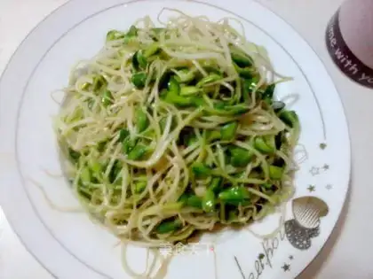 Bean sprouts in oyster sauce