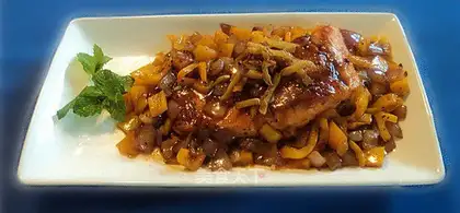 Salmon with onion and black pepper sauce