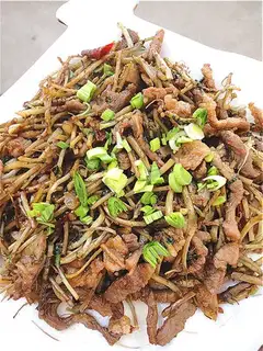 stir-fried shredded pork with wild Artemisia