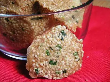 Chives and sesame seeds crispy slices