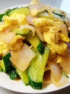 Scrambled eggs with cucumber and onion