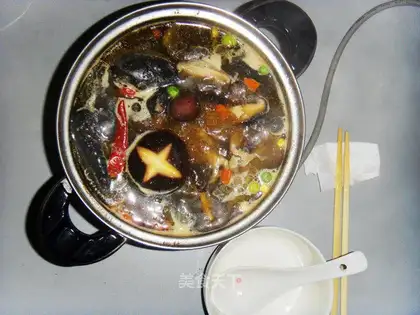 Black chicken and white chicken pot