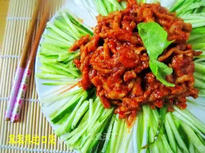 Roll shredded pork with dough dough