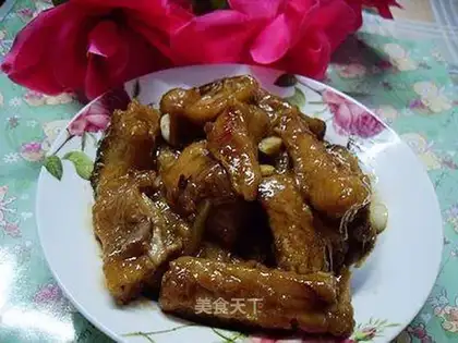 Braised carp pieces in brown sauce