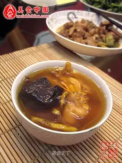 Stewed chicken soup with dendrobium and Ganoderma lucidum