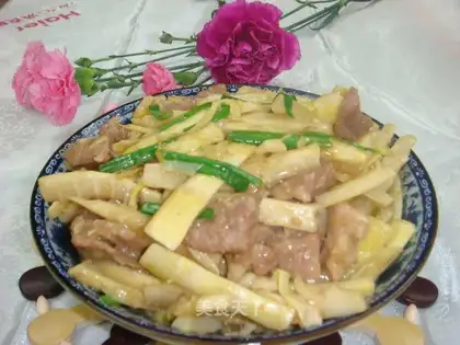 Fried pork slices with spring bamboo shoots