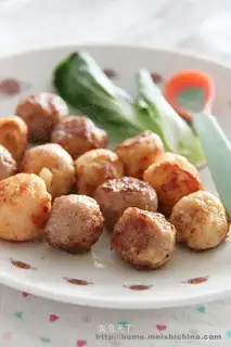 Pan-fried cheese meatballs