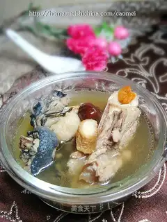 Black chicken soup with American ginseng