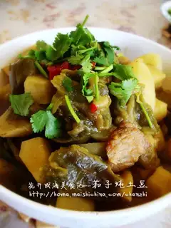 Stewed potatoes with eggplant