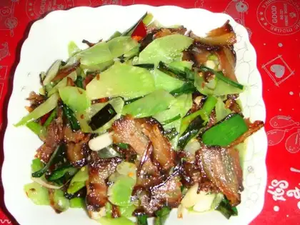 lettuce and garlic sprouts bacon