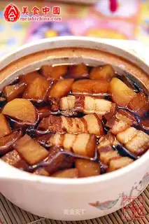 Stewed pork belly with potatoes