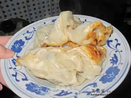 Pan-fried shepherd's purse wonton